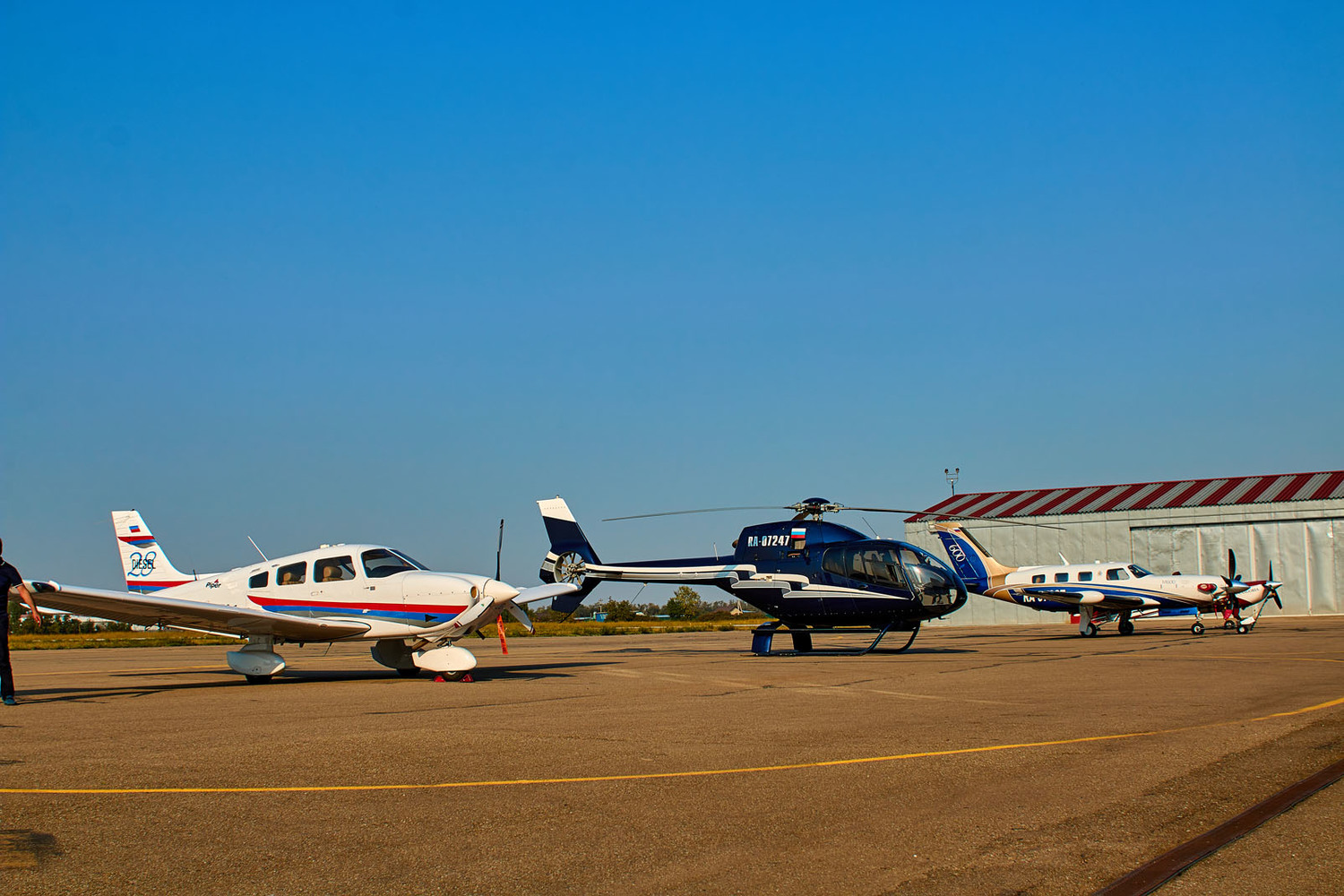 <span style="font-weight: bold;">parking on the apron (day)&nbsp;</span>